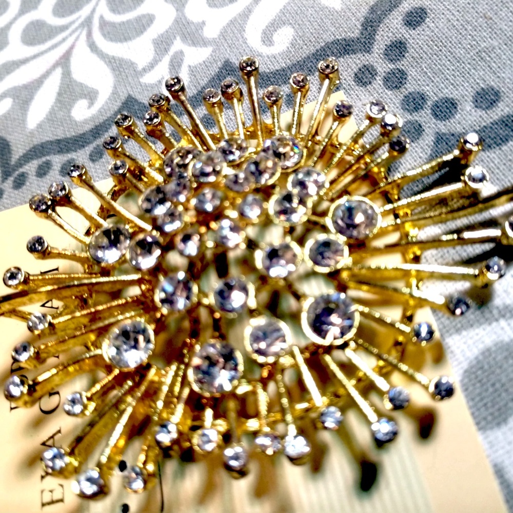 NWT Beautiful gold tone starburst 2.5" brooch